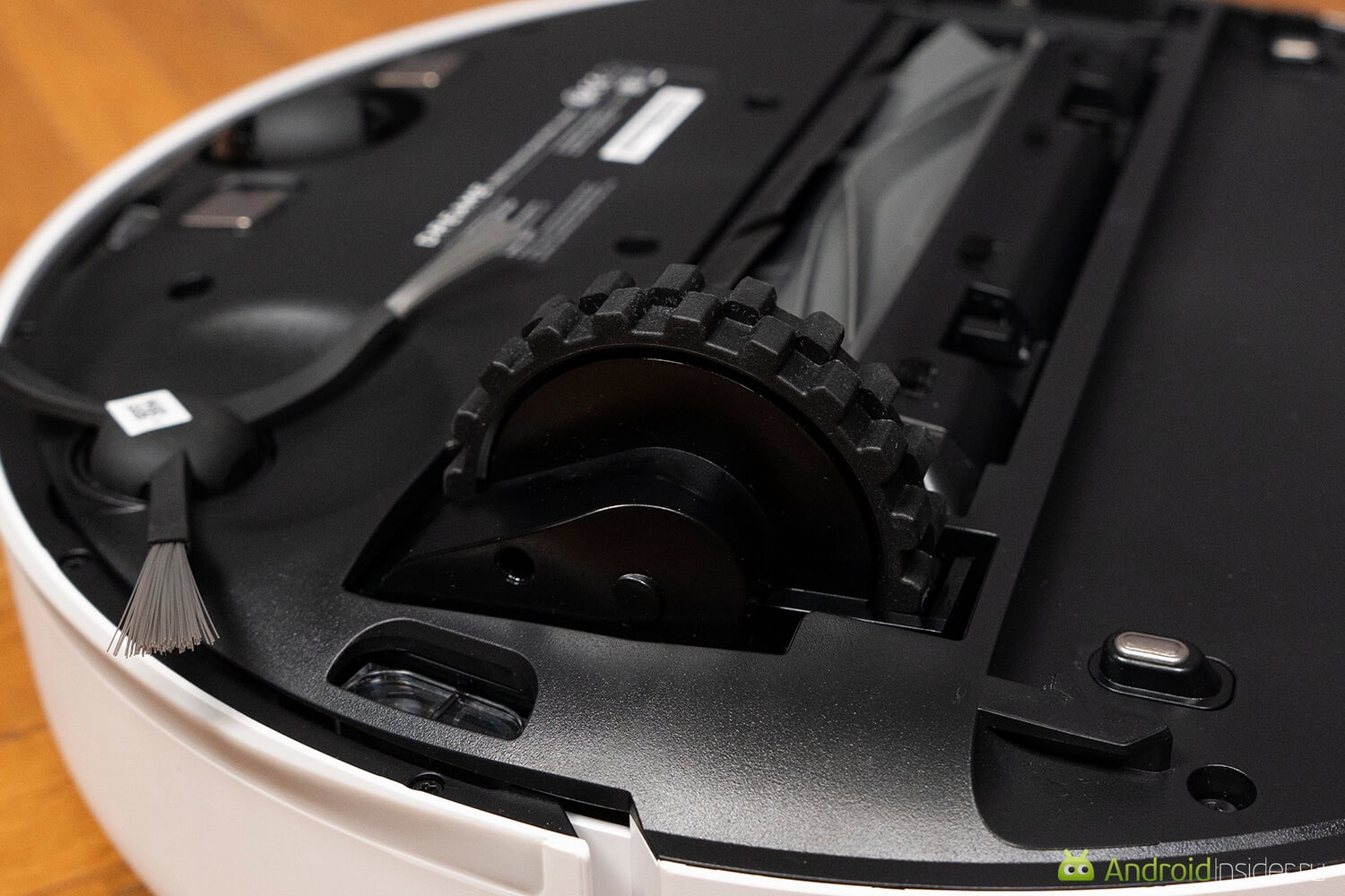 Универсальный робот-пылесос для разных покрытий. Большие колеса эффективно справляются с любой поверхностью. Универсальный робот-пылесос для разных покрытий. Большие колеса эффективно справляются с любой поверхностью. Фото.