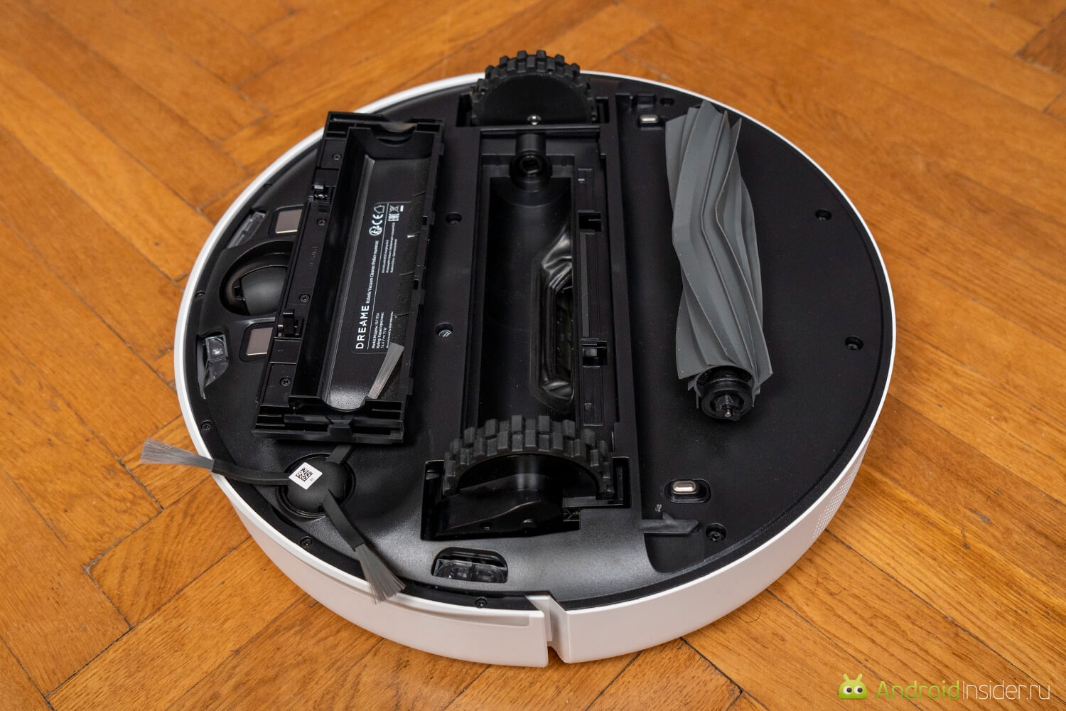 Что умеет робот-пылесос Dreame F10. Щетка снимается буквально парой защелок. Что умеет робот-пылесос Dreame F10. Щетка снимается буквально парой защелок. Фото.