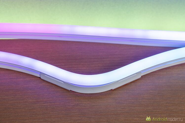 Neon RopeLight 2 — гибкая подсветка c эффектами. Видите соединитель? А он есть. На стене он будет и вовсе незаметен, но форму держать будет. Гнуть его можно под любой угол. Фото.