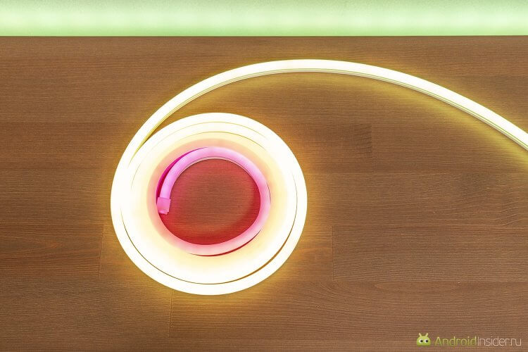 Neon RopeLight 2 — гибкая подсветка c эффектами. Можно пускать огоньки волной, а можно узором или одним цветом. Переход между отдельными светодиодами почти незаметен. Фото.