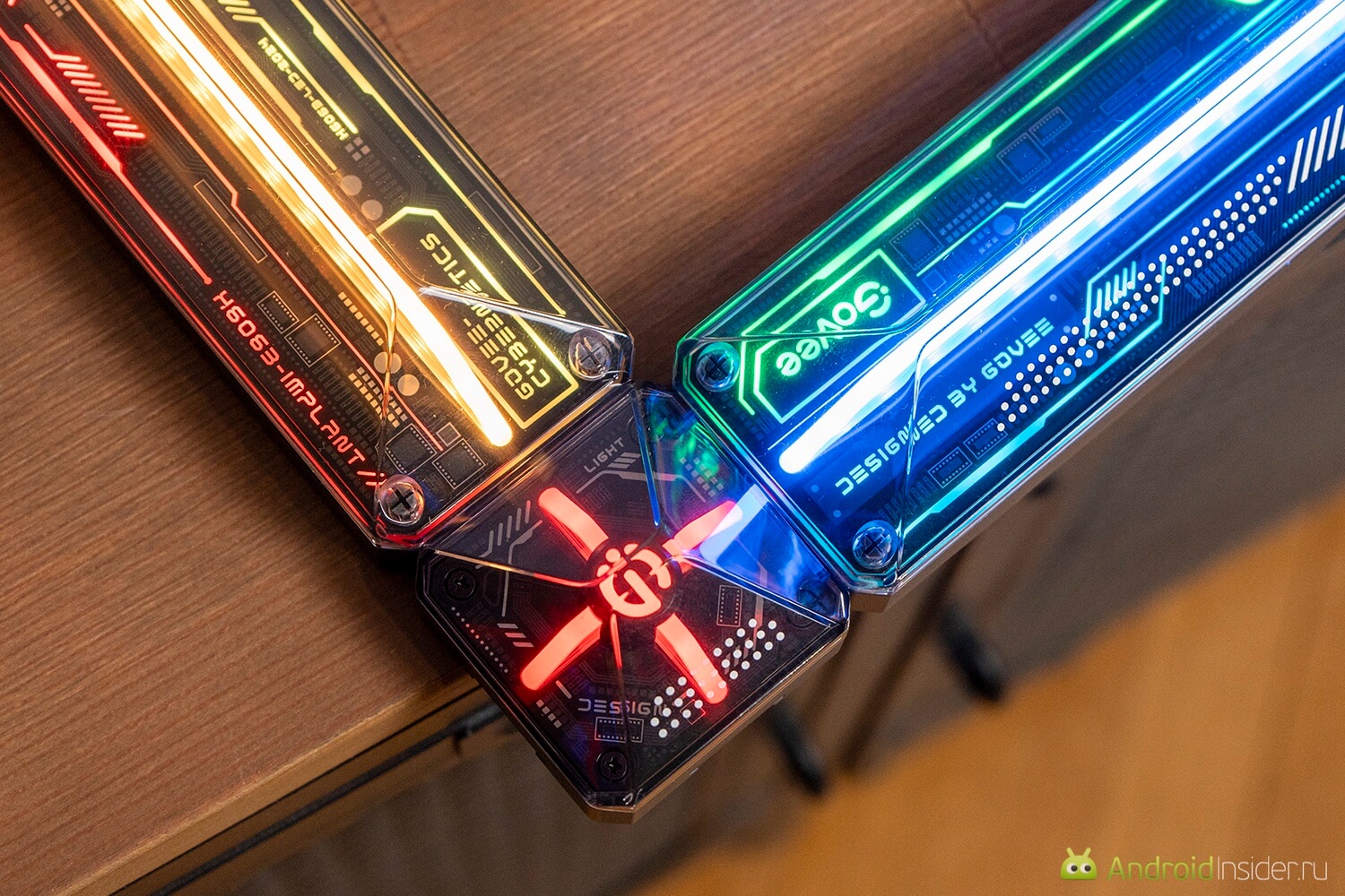 Gaming Wall Light — подсветка в стиле киберпанк. На каждой панели одновременно может отображаться сразу несколько цветов. Gaming Wall Light — подсветка в стиле киберпанк. На каждой панели одновременно может отображаться сразу несколько цветов. Фото.
