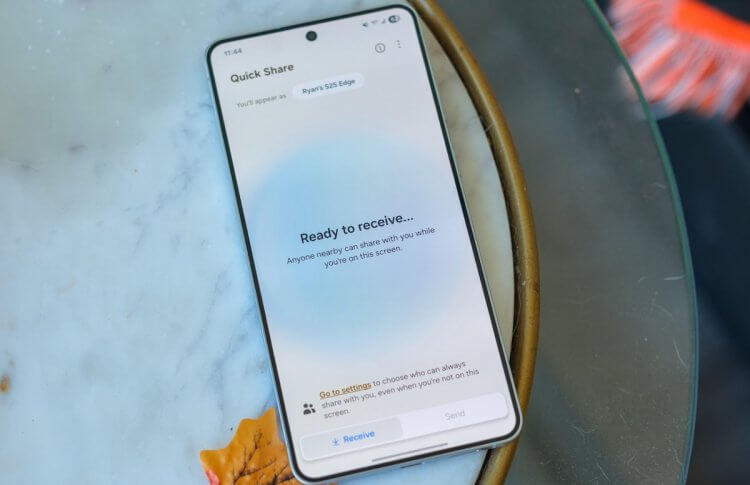 Samsung скопирует элементы iOS26 в новой версии One UI 8.5. Samsung тоже копирует идеи Apple. Изображение: Android Authority. Фото.