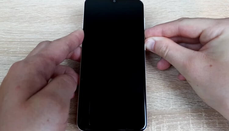 Что делать, если Samsung не включается после обновления. Стандартный способ принудительной перезагрузки. Изображение: Андроидник. Фото.