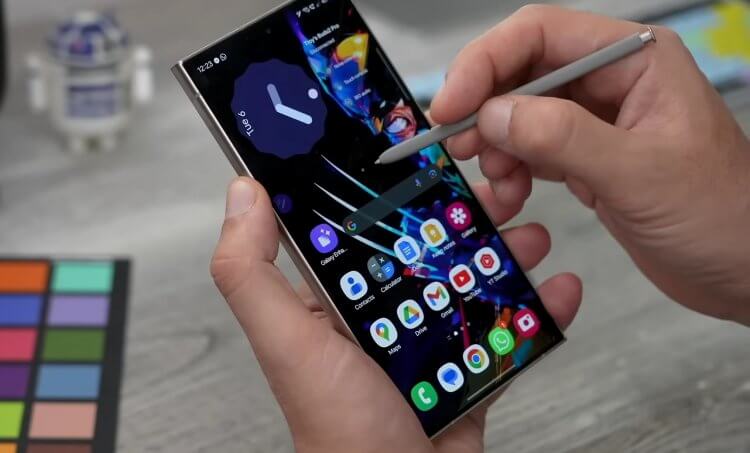 Зачем смартфонам Samsung нужен стилус S Pen. Разберемся, кому и для чего нужен S Pen. Изображение: WhatGear. Фото.