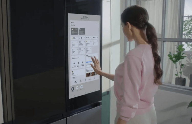 У Samsung появилась реклама даже в холодильниках. Такой холодильник может быть удобным, но и минусы в нем есть. Изображение: Samsung. Фото.