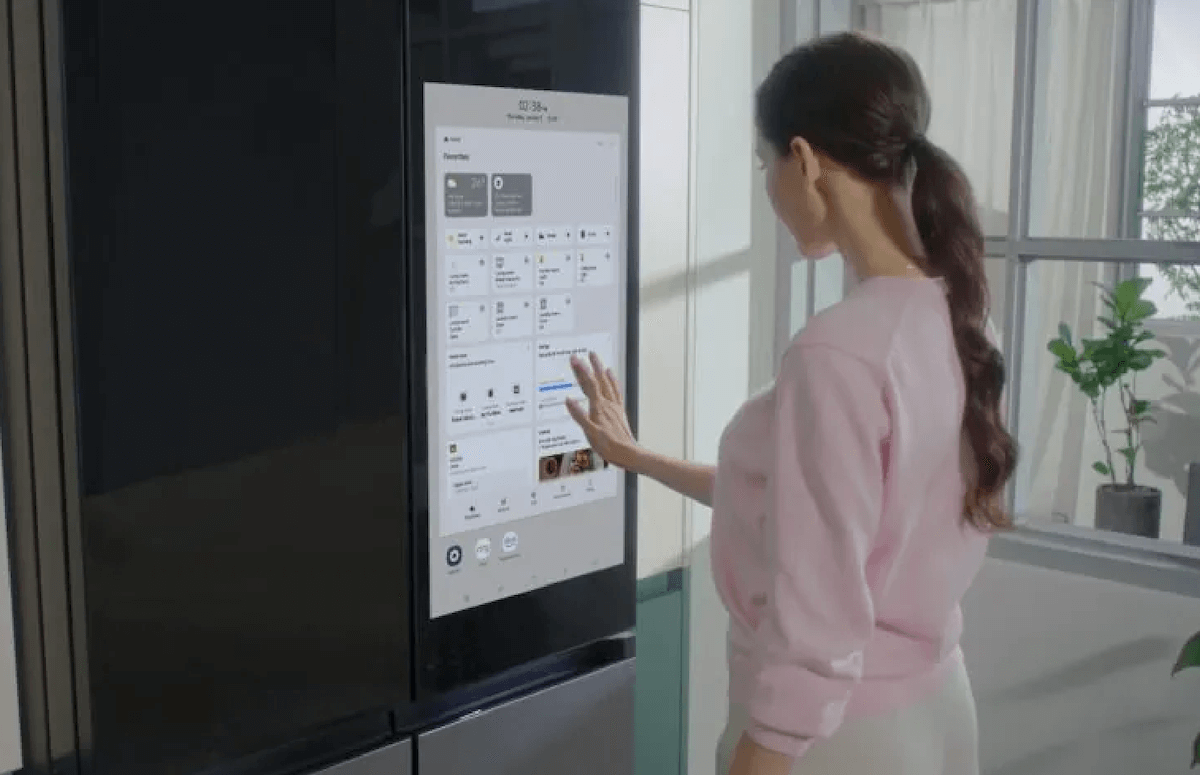 У Samsung появилась реклама даже в холодильниках. Такой холодильник может быть удобным, но и минусы в нем есть. Изображение: Samsung. Фото.