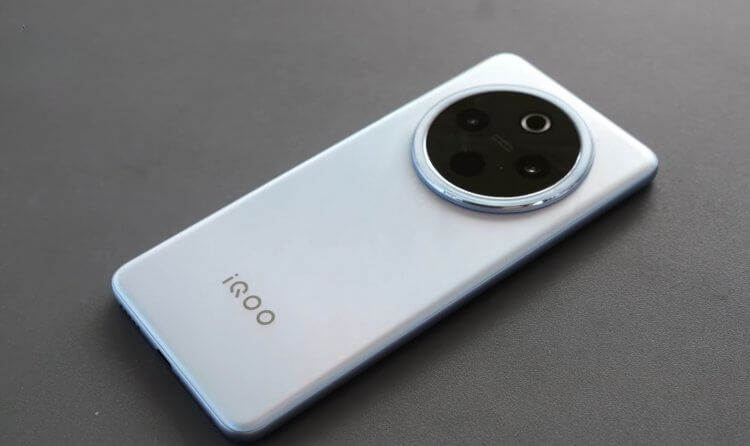 iQOO Z10 — смартфон с самой большой батареей. Рекордсмен по емкости аккумулятора. Изображение: KLGadgetTV. Фото.