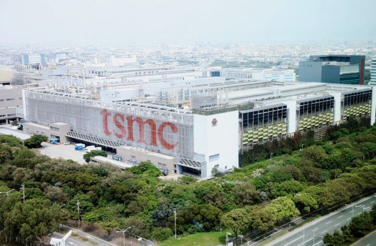 TSMC повышает цены на чипы. Из-за этого смартфоны подорожают уже в ближайшее время. Крупнейший производитель чипов повышает цены. Изображение: iPhones.ru. TSMC повышает цены на чипы. Из-за этого смартфоны подорожают уже в ближайшее время. Крупнейший производитель чипов повышает цены. Изображение: iPhones.ru. Фото.
