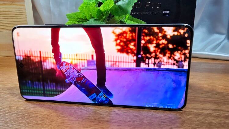 Сравниваем дизайн и дисплеи Huawei и vivo. Кажется, рекордная яркость vivo X200 Pro передается даже через камеру. Изображение: hitechcentury.com. Фото.