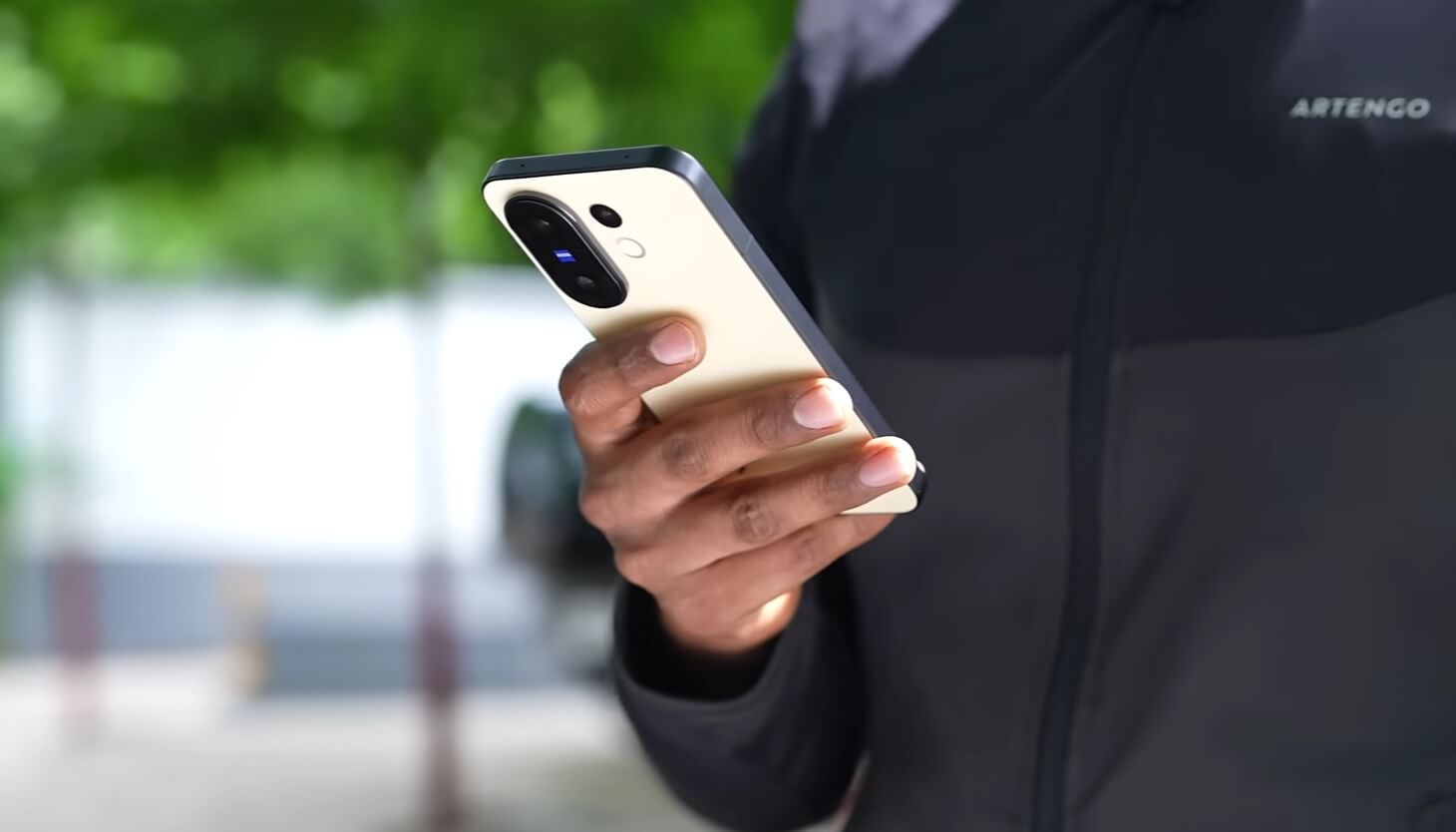 В Россию привезли компактный смартфон с батареей 6500 мАч. Он как флагман, но дешевле в 2 раза