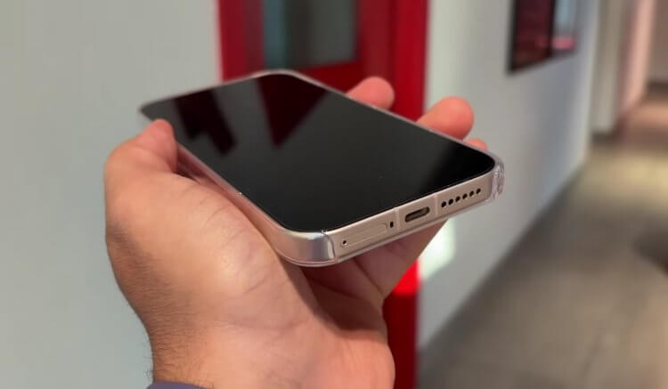 Компактный Xiaomi 17 с большой батареей. Теперь Xiaomi комплектует смартфоны прозрачными чехлами с большим вырезом. Изображение: Techperiments. Фото.