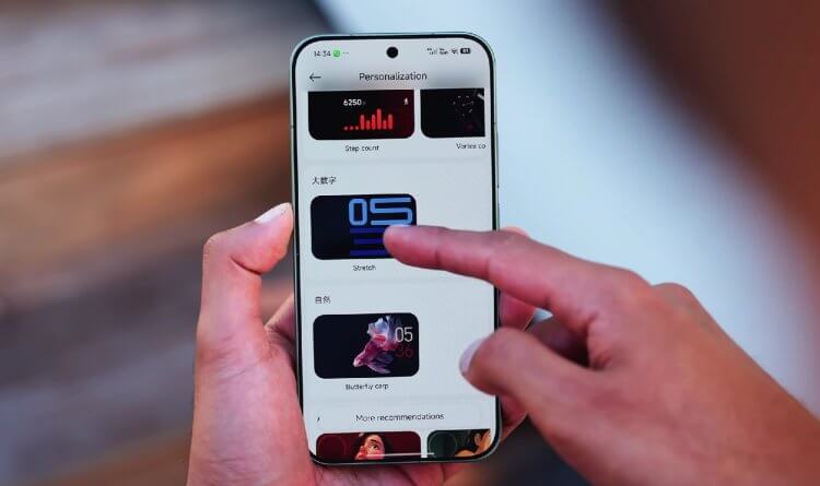 Xiaomi 17 Pro и 17 Pro Max с двумя экранами. В настройках Xiaomi 17 Pro можно выбрать свой вариант заставки. Изображение: Mrwhosetheboss. Фото.