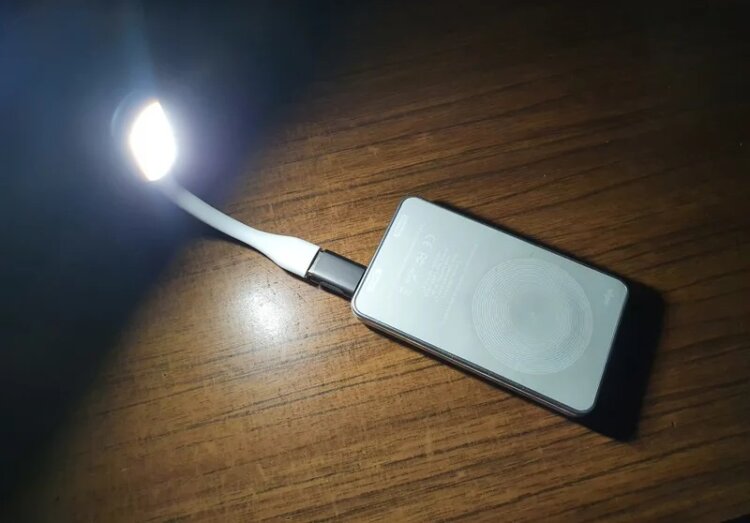 Маленькая USB-лампа для чтения. Такая маленькая и такая яркая. Маленькая USB-лампа для чтения. Такая маленькая и такая яркая. Фото.