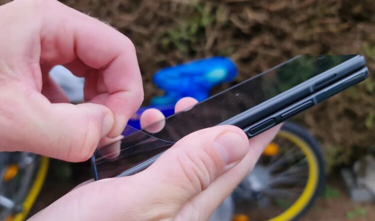 Что будет, если снять пленку с экрана. Снимать пленку со складного смартфона нельзя. Изображение: Самсмотри. Что будет, если снять пленку с экрана. Снимать пленку со складного смартфона нельзя. Изображение: Самсмотри. Фото.