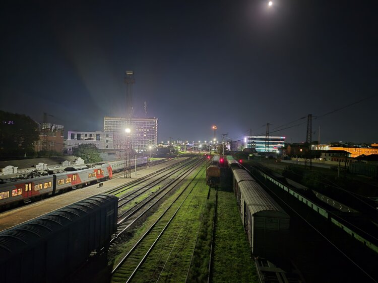 Камеры Galaxy S25 FE уже не впечатляют. Но качество съемки здесь неплохое — спасают фирменные алгоритмы Samsung. Изображение: dns-shop.ru. Камеры Galaxy S25 FE уже не впечатляют. Но качество съемки здесь неплохое — спасают фирменные алгоритмы Samsung. Изображение: dns-shop.ru. Фото.