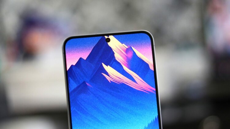 Корпус Galaxy S25 FE толстый и устаревший. Сама по себе панель здесь качественная, но яркость ниже, чем у «плюса». Изображение: sammobile.com. Корпус Galaxy S25 FE толстый и устаревший. Сама по себе панель здесь качественная, но яркость ниже, чем у «плюса». Изображение: sammobile.com. Фото.