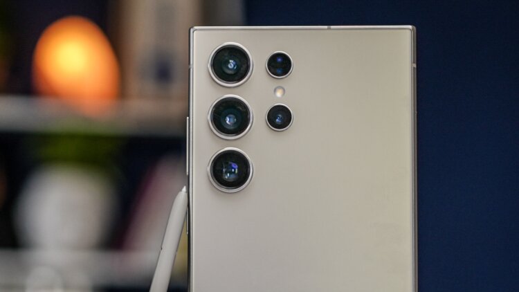 Что лучше: айфон или Samsung Galaxy S25 Ultra? Ультрафлагман для тех, кто хочет максимум качества и функций. Изображение: smartprix.com. Фото.