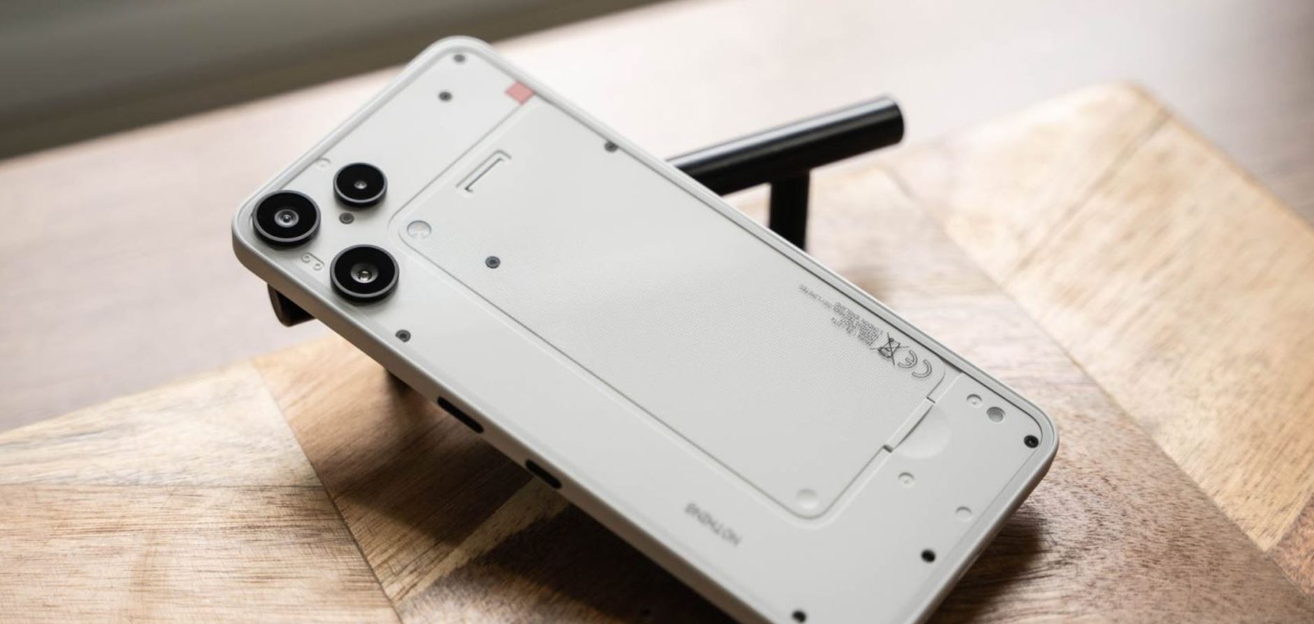 Дизайн Nothing Phone (3a) Lite. Дизайн нового Nothing максимально упростили. Но получилось очень неплохо! Фото: 9to5google. Дизайн Nothing Phone (3a) Lite. Дизайн нового Nothing максимально упростили. Но получилось очень неплохо! Фото: 9to5google. Фото.