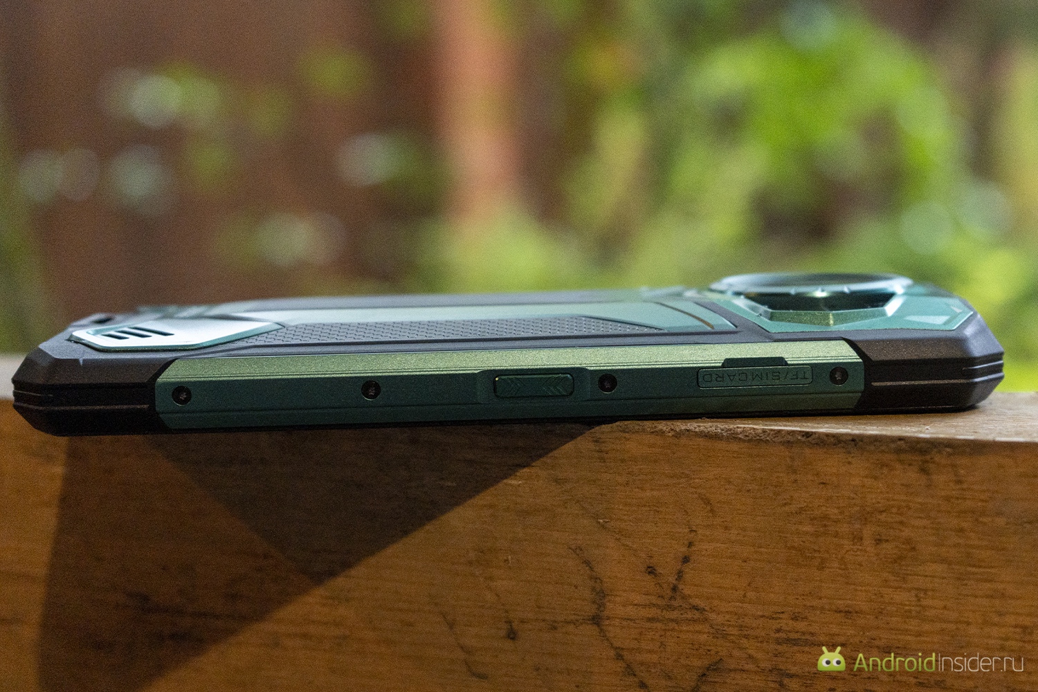 Мощный защищённый смартфон. Комбинированный лоток можно вытащить без скрепки. Фото.