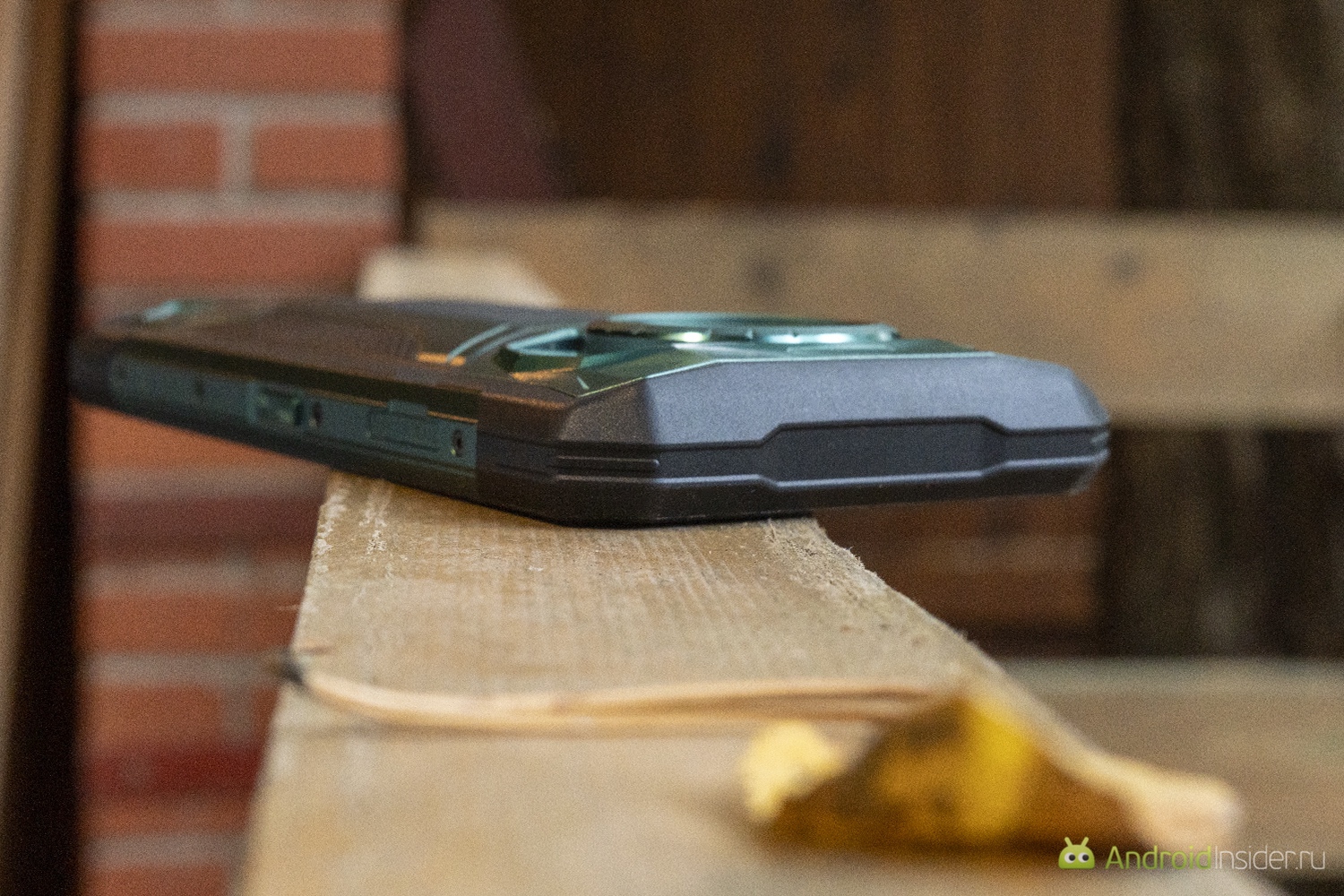 Зачем нужны защищённые смартфоны. Корпус толще, чем у обычного телефона, но до настоящий «кирпичей» еще далеко. Фото.