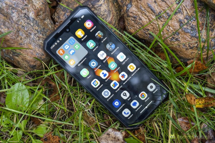 Экран защищённого смартфона. Экран довольно яркий. Даже когда в нем отражается небо, информация все равно читается. Фото.