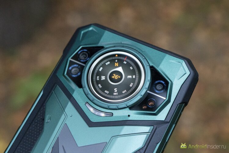 Экран защищённого смартфона. На дополнительный экран можно вывести компас или другую информацию. Там батарея будет садиться медленнее, чем при использовании основного экрана. Да и ползоваться внешним иногда удобней, чем внутренним. Фото.