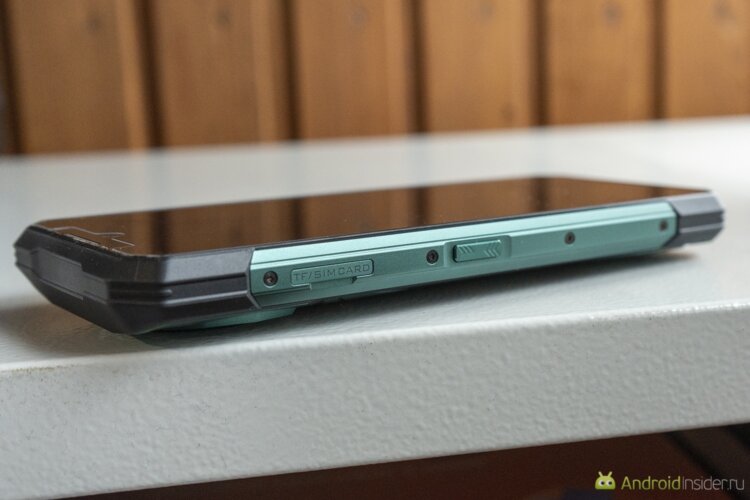 Мощный защищённый смартфон. Для быстрого доступа к функциям есть многофункциональная кнопка. Фото.