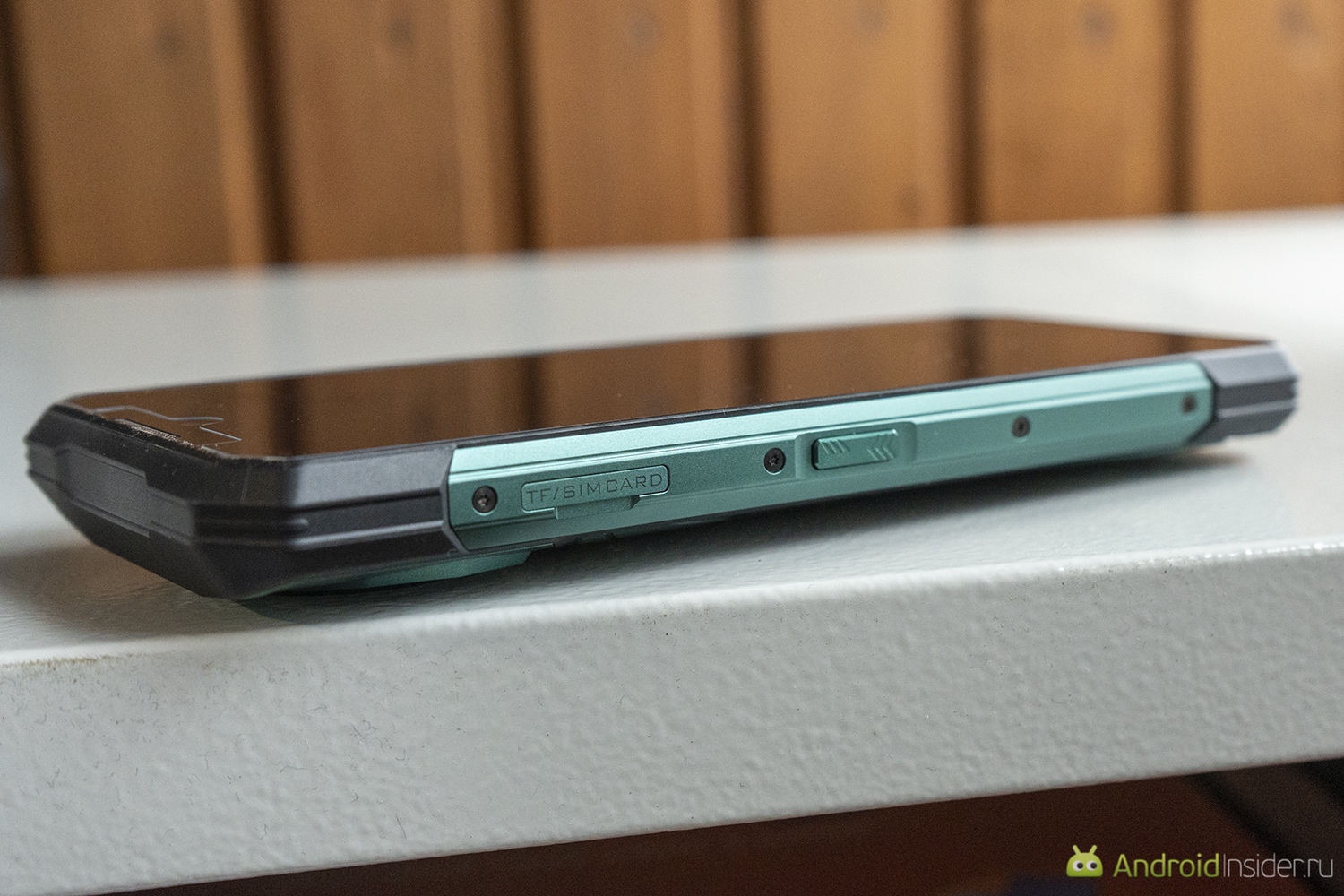 Мощный защищённый смартфон. Для быстрого доступа к функциям есть многофункциональная кнопка. Фото.