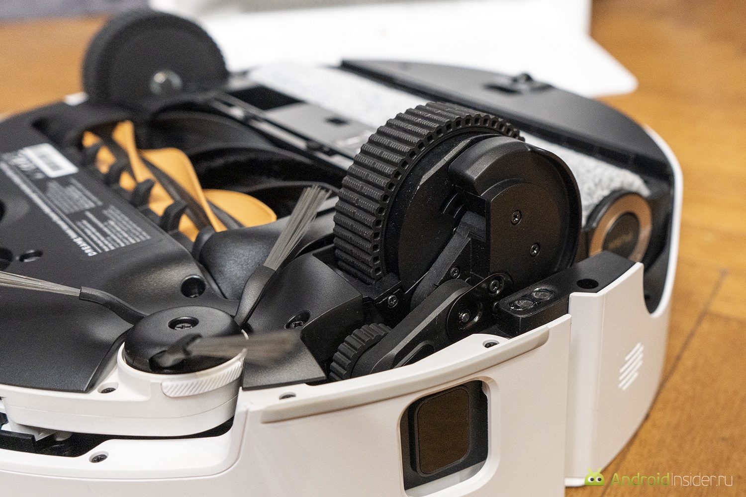 Пылесос, который обходит препятствия. Это не просто колеса, а целая конструкция для повышения проходимости. Пылесос, который обходит препятствия. Это не просто колеса, а целая конструкция для повышения проходимости. Фото.