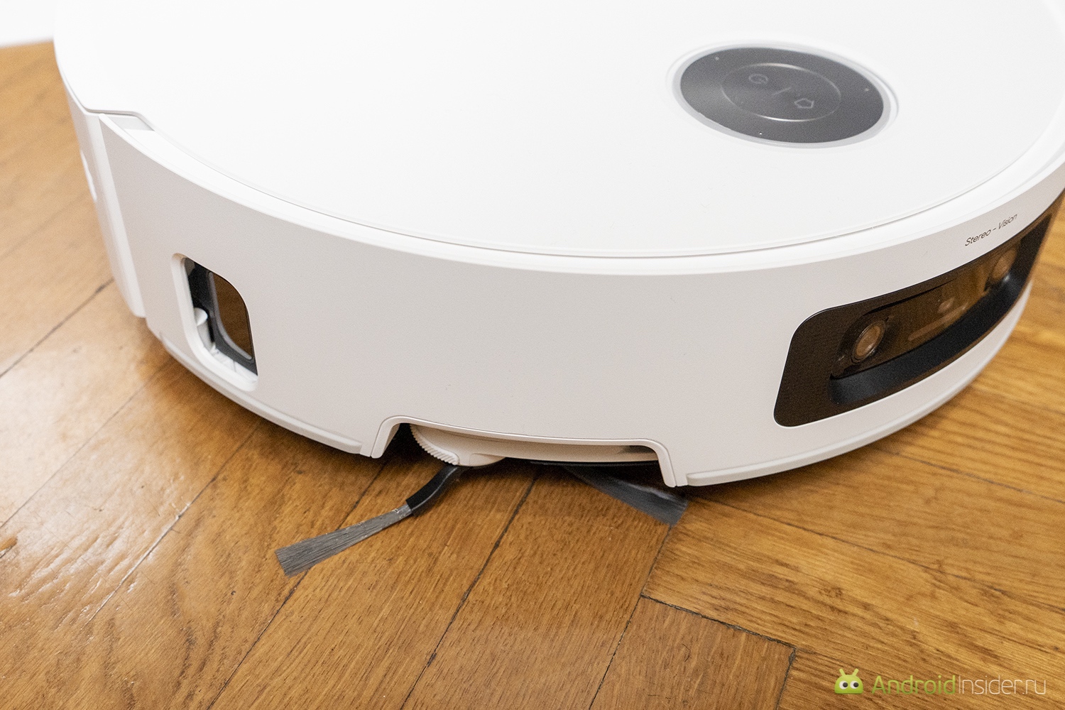 Хороший робот-пылесос для дома. Дополнительно помогает уборке классическая боковая щетка (она тоже выдвигается), собирающая мусор под пылесос. Хороший робот-пылесос для дома. Дополнительно помогает уборке классическая боковая щетка (она тоже выдвигается), собирающая мусор под пылесос. Фото.