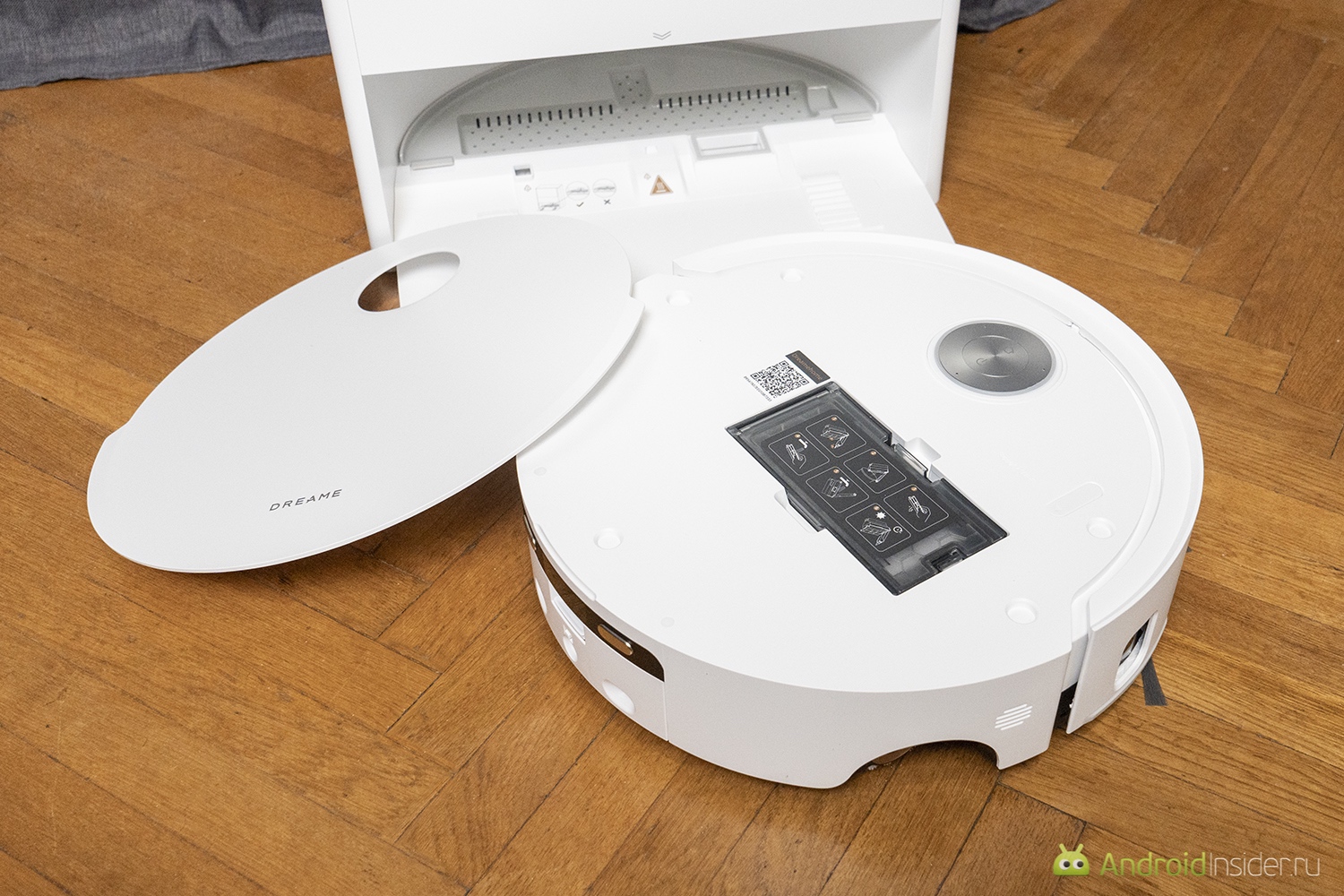 Красивый робот-пылесос. Корпус робота большой, но удобно разбирается для обслуживания. Красивый робот-пылесос. Корпус робота большой, но удобно разбирается для обслуживания. Фото.