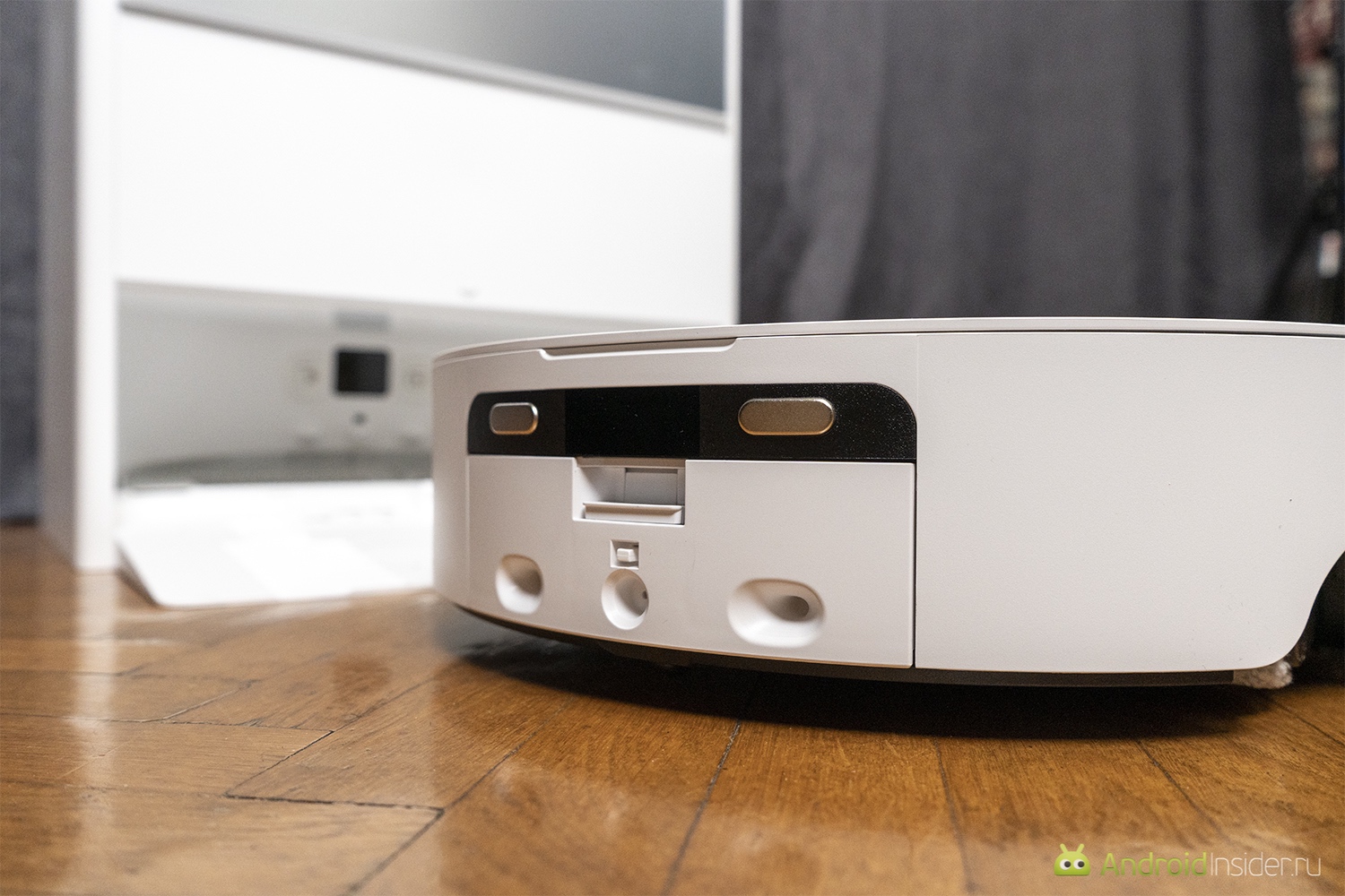 Хороший робот-пылесос для дома. Зарядка производится через эти контакты в задней части. Хороший робот-пылесос для дома. Зарядка производится через эти контакты в задней части. Фото.