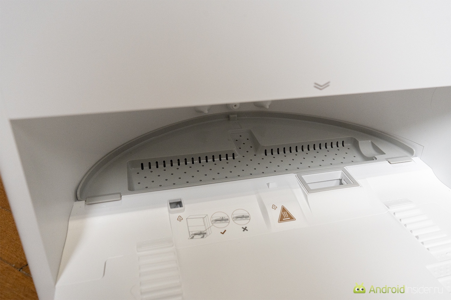 Пылесос со станцией самоочистки. Тут ролик не только промывается, но и сушится. Пылесос со станцией самоочистки. Тут ролик не только промывается, но и сушится. Фото.