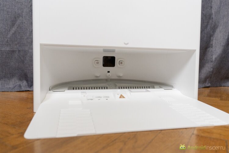 Пылесос со станцией самоочистки. Пылесос заезжает в этот «гараж» и начинается обслуживание. Фото.