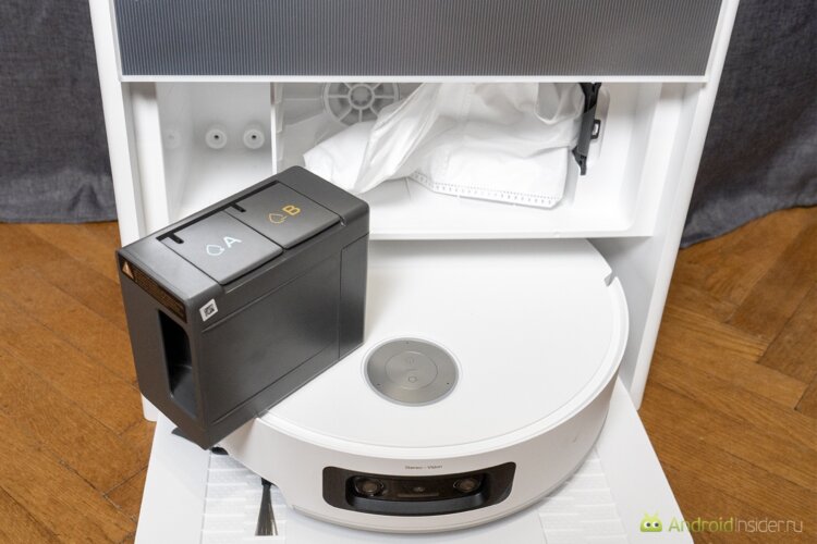 Пылесос со станцией самоочистки. Сюда заливаются моющие средства. Фото.