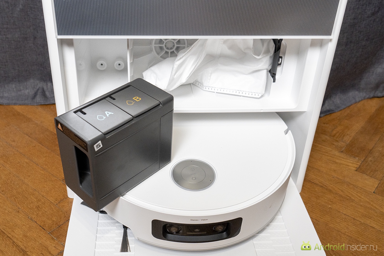 Пылесос со станцией самоочистки. Сюда заливаются моющие средства. Пылесос со станцией самоочистки. Сюда заливаются моющие средства. Фото.