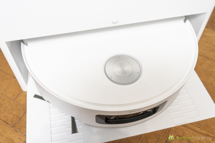 Пылесос, который обходит препятствия. В базовом состоянии LIDAR находится внутри корпуса, но для определения местоположения он выезжает из корпуса. Фото.