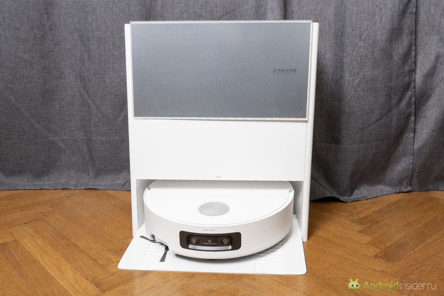 Красивый робот-пылесос. Базовая станция сама по себе выглядит стильно и выполнена в стиле бренда. Красивый робот-пылесос. Базовая станция сама по себе выглядит стильно и выполнена в стиле бренда. Фото.