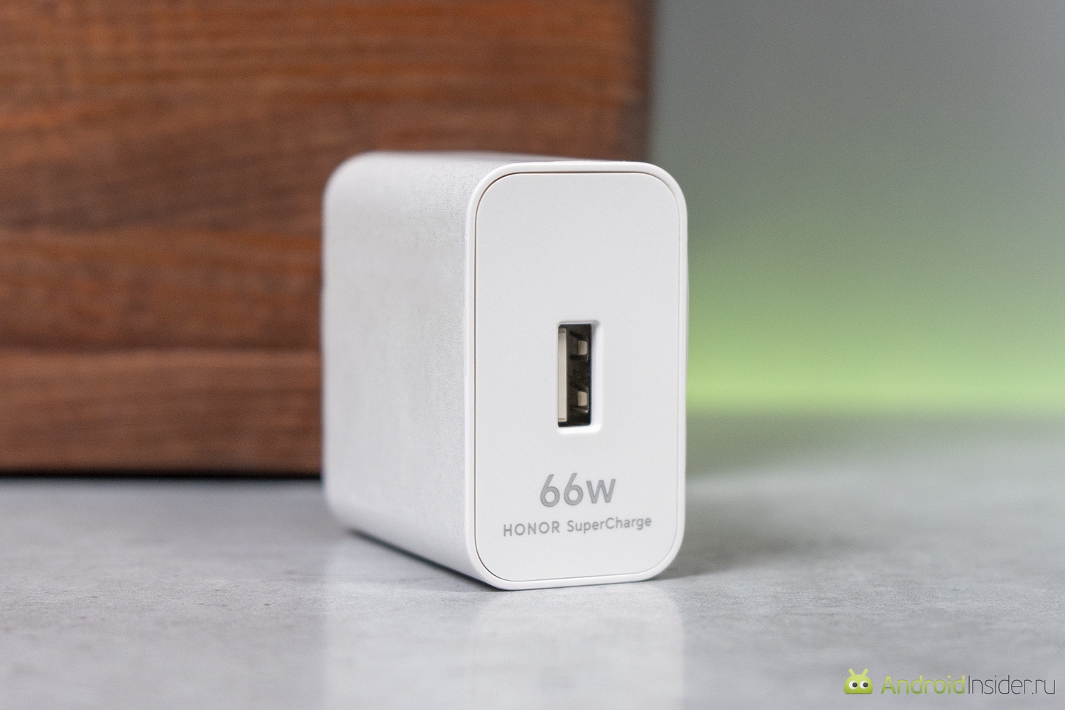 Смартфон с большой батареей. Зарядка на 66 Вт в комплекте. Фото.