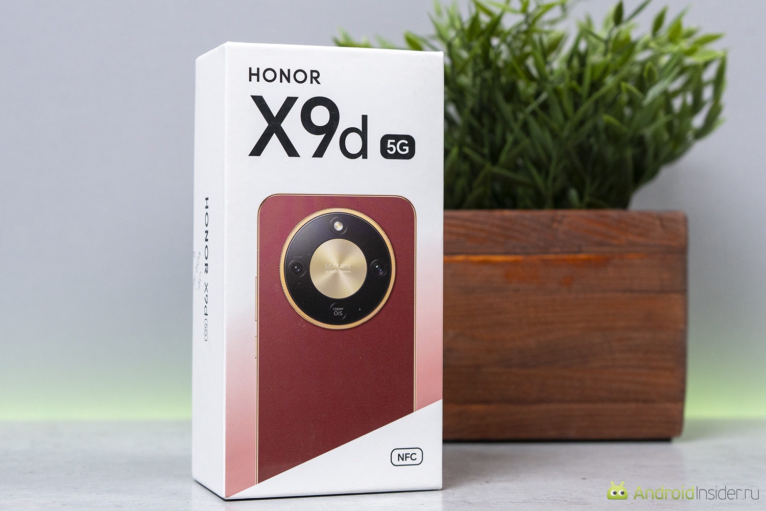 Обзор HONOR X9d. Коробка не балует дизайнерскими изысками, но это стандарт индустрии. Фото.