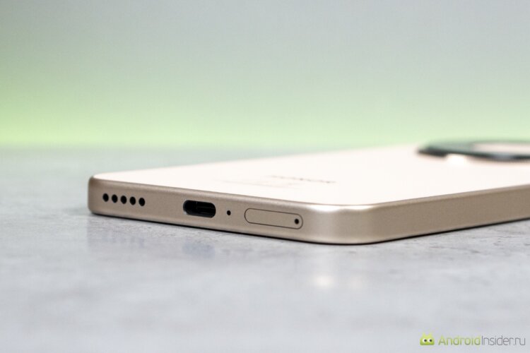 Смартфон с большой батареей. Мелочь, а приятно. Порт зарядки ровно посередине и не смещен в сторону передней или задней стенки. Смартфон с большой батареей. Мелочь, а приятно. Порт зарядки ровно посередине и не смещен в сторону передней или задней стенки. Фото.