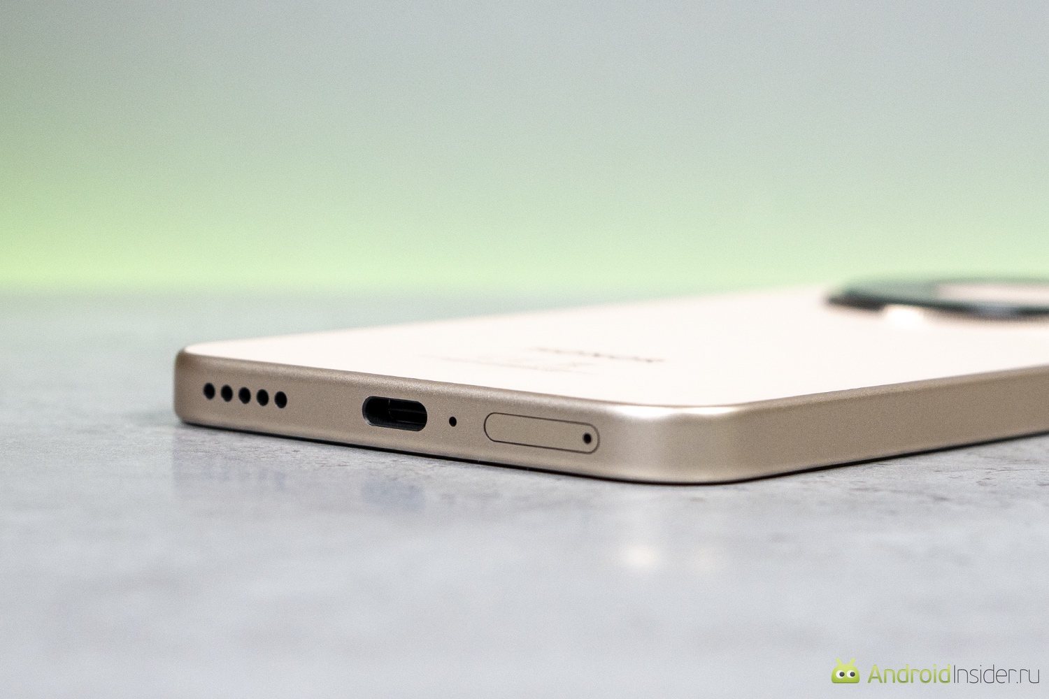 Смартфон с большой батареей. Мелочь, а приятно. Порт зарядки ровно посередине и не смещен в сторону передней или задней стенки. Фото.
