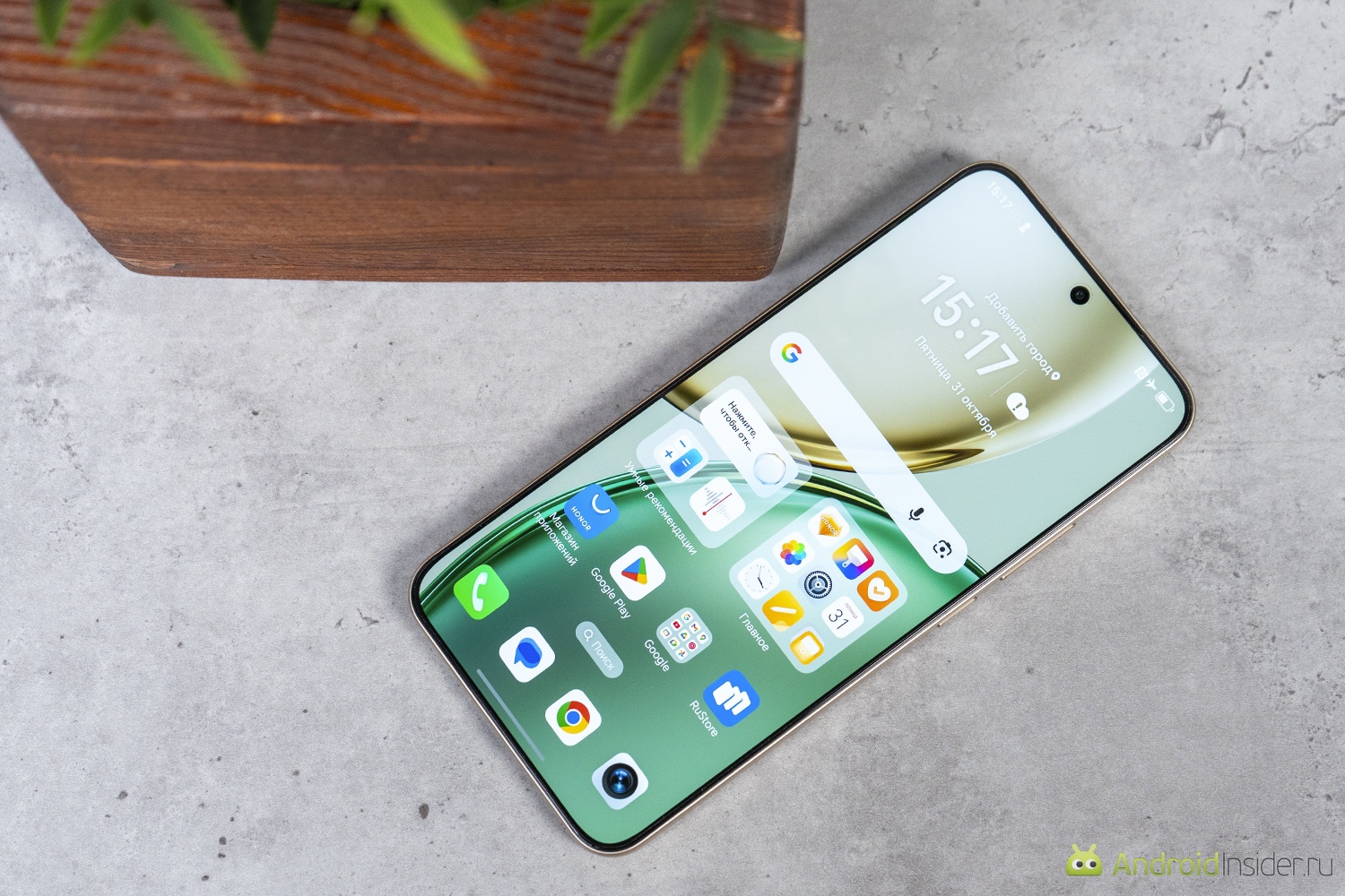 Смартфон с ярким экраном. Как и положено, экран «разгоняться» до 120 Гц. Фото.