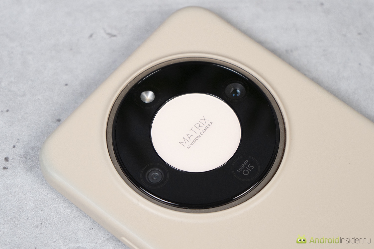 Другие возможности HONOR X9d. Этот чехол провел пару недель по карманам и рюкзакам. Я носил его даже в мототштанах, где всегда много пыли. Небольшие потертости и окрашенности по углам это все, что у него появилось. Качество можно назвать хорошим для комплектного чехла. Фото.