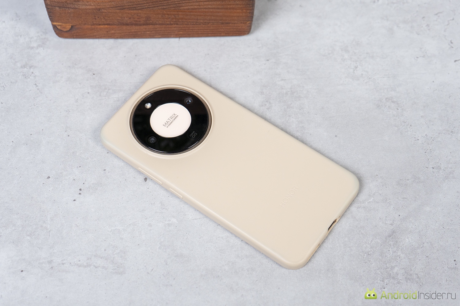 Внешний вид и эргономика. Даже без чехла этот смартфон переживет многое. Фото.