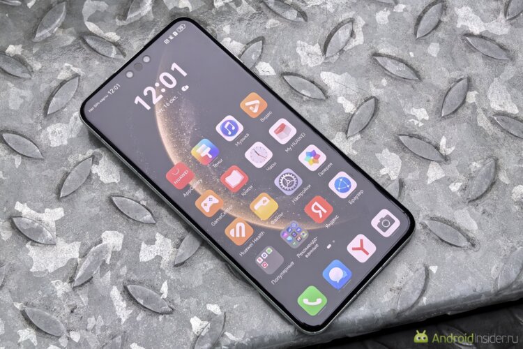 Какие экраны у флагманов HUAWEI. Даже на улице экран яркий. Тут в нем отражается небо, н овсе равно все видно. Какие экраны у флагманов HUAWEI. Даже на улице экран яркий. Тут в нем отражается небо, н овсе равно все видно. Фото.