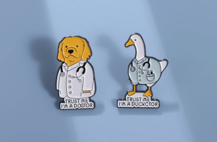 Эмалевые броши Доктор, я доктор. Изображение: AliExpress. Фото.