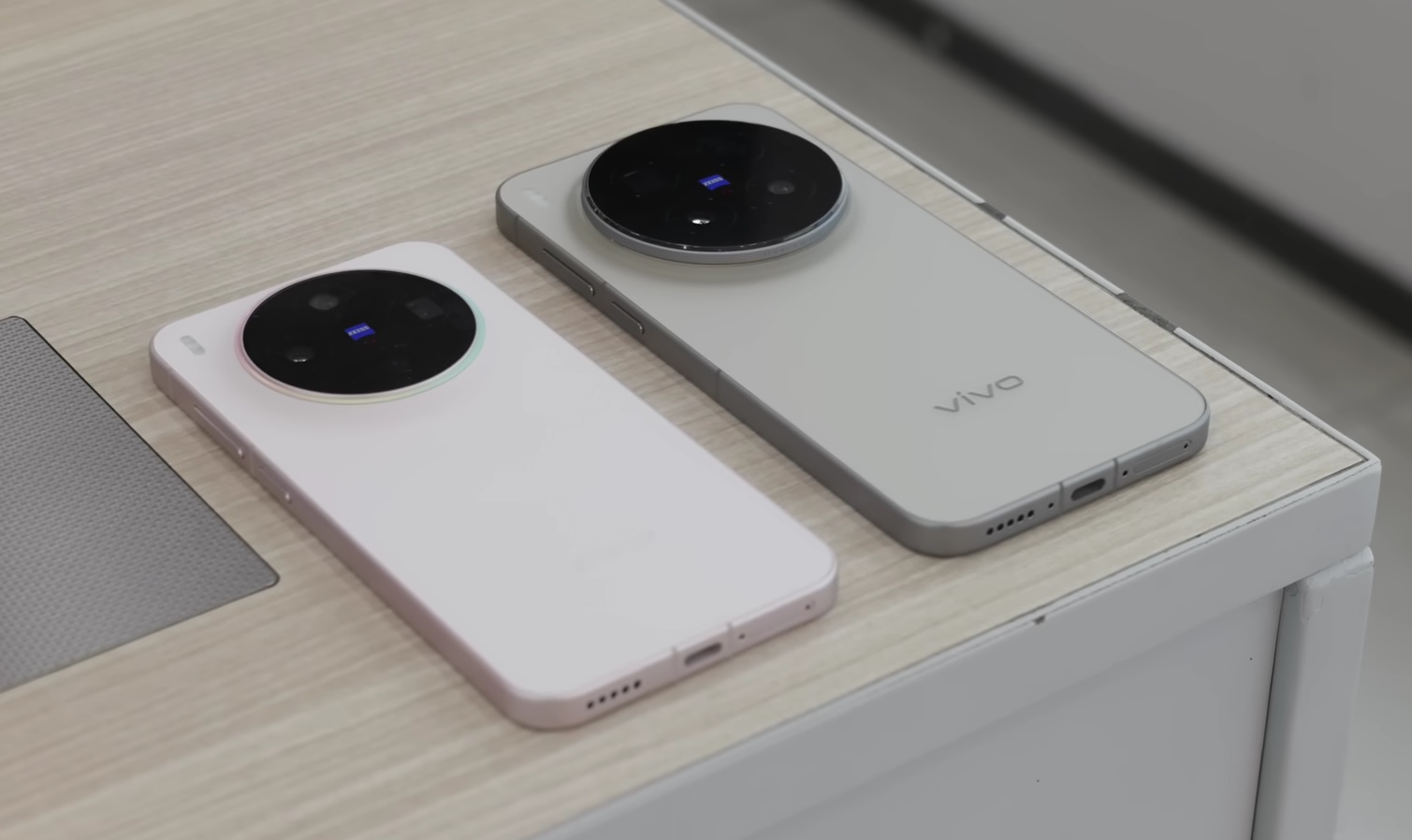 Корпус X300 Pro крепче, но тяжелее. Равноценные смартфоны в крупном и компактном корпусе на выбор. Корпус X300 Pro крепче, но тяжелее. Равноценные смартфоны в крупном и компактном корпусе на выбор. Фото.