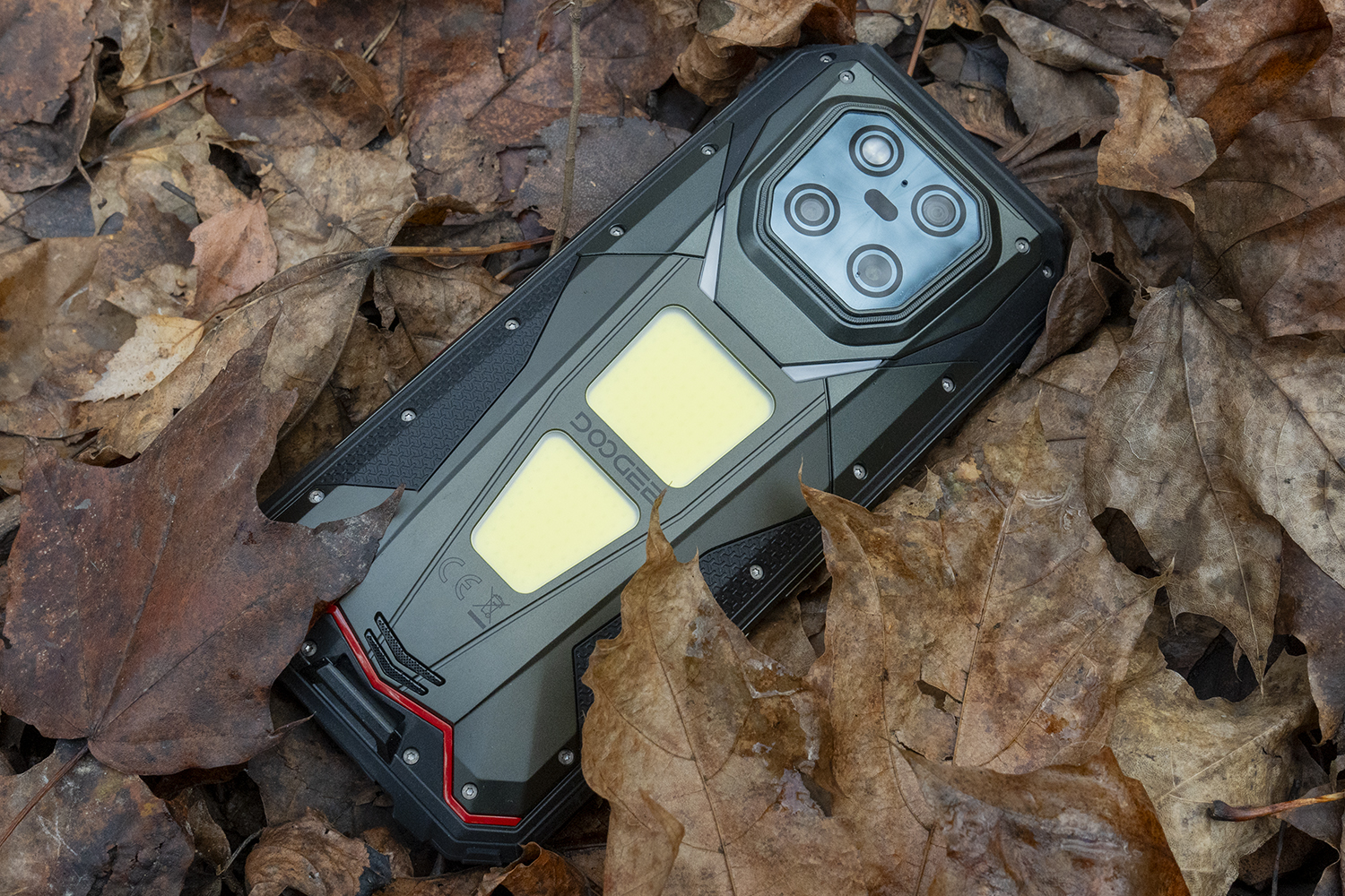 Дикий смартфон с лазерным дальномером и фонарем для кемпинга. Обзор Doogee V Max LR