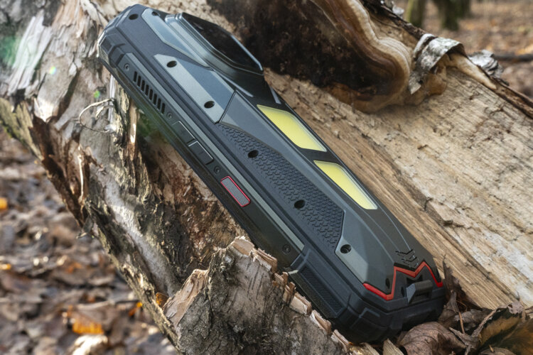 Можно ли играть на защищенном смартфоне. И пусть это узконаправленное устройство, но производительностью его не обделили. Фото.